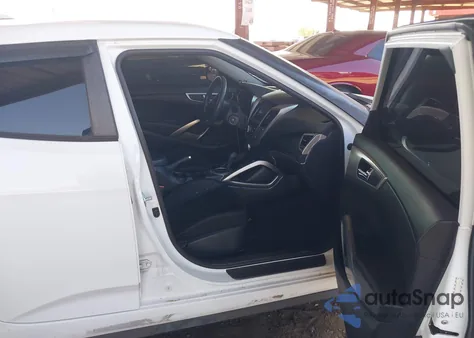 2016 Hyundai Veloster z USA, uszkodzony, nr VIN KMHTC6ADXGU288262